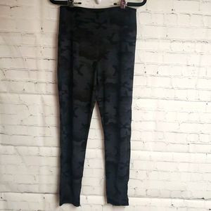 NWOT.. Rachel Zoe...Camoflage leggings..Size M